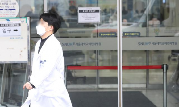 정부가 필수의료 지원대책을 발표한 지난달 31일 서울 종로구 서울대어린이병원 앞으로 의료진이 지나가고 있다. 뉴스1
