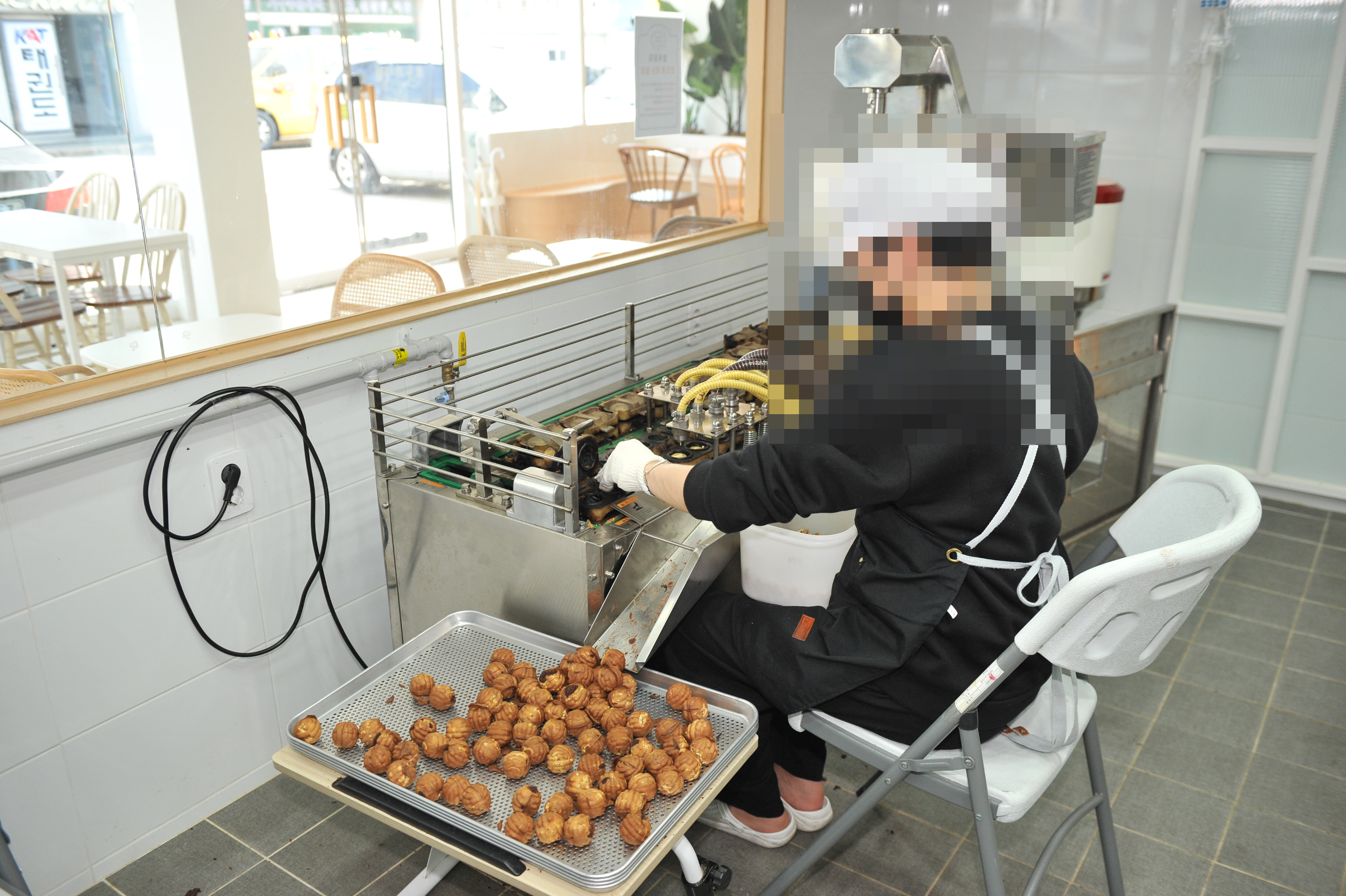 저소득층 자활지원 사업 참여자가 울산시 울주군 ‘우리동네 호두과자점’ 에서 호두과자를 만들고 있다. 연합뉴스