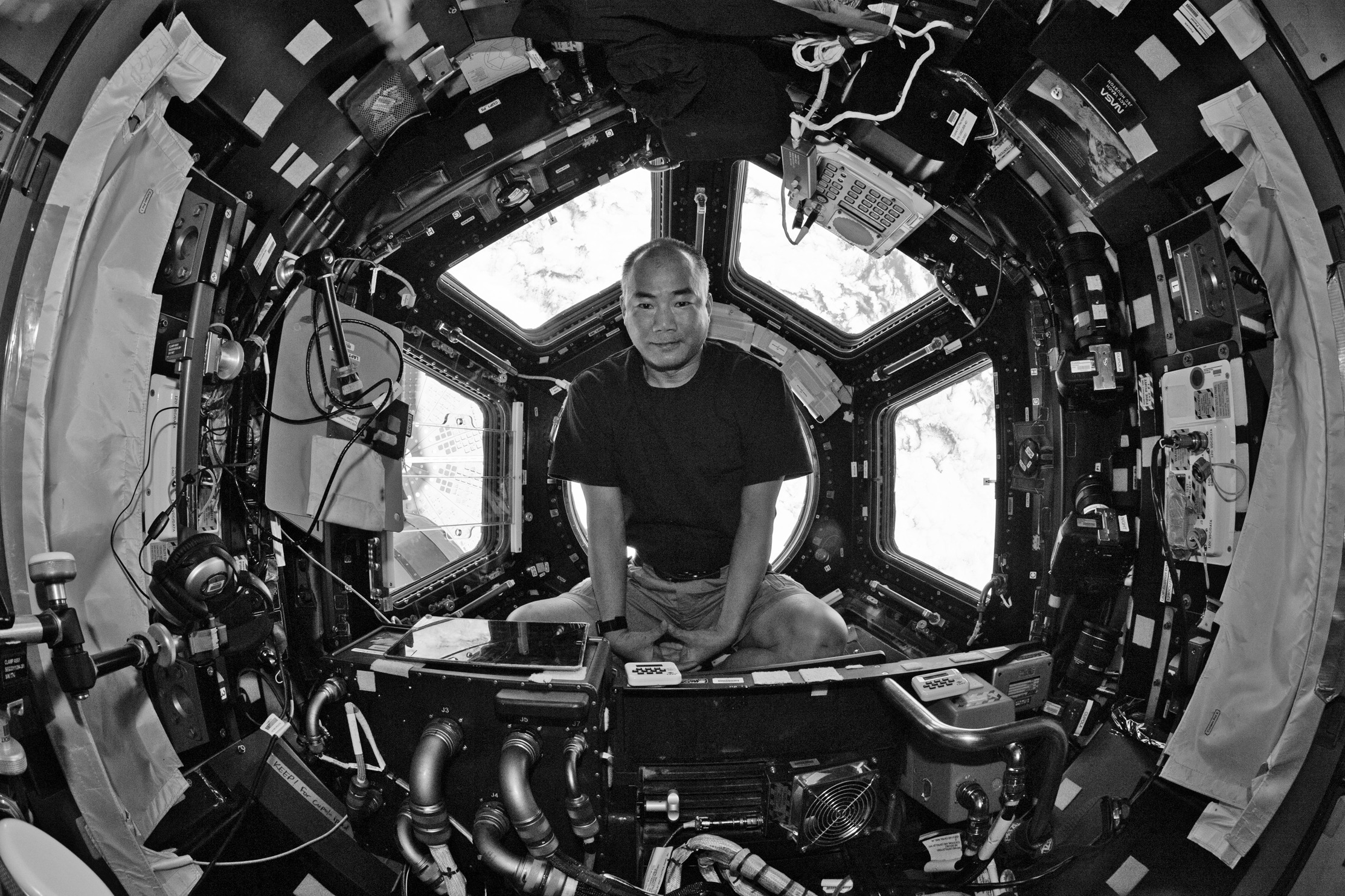 일본 우주인 노구치 소이치가 업무를 끝내고 국제우주정거장(ISS) 한 쪽에 마련된 큐폴라에서 긴장을 풀기 위해 참선을 하고 있다.  미국항공우주국(NASA)/알에이치코리아 제공