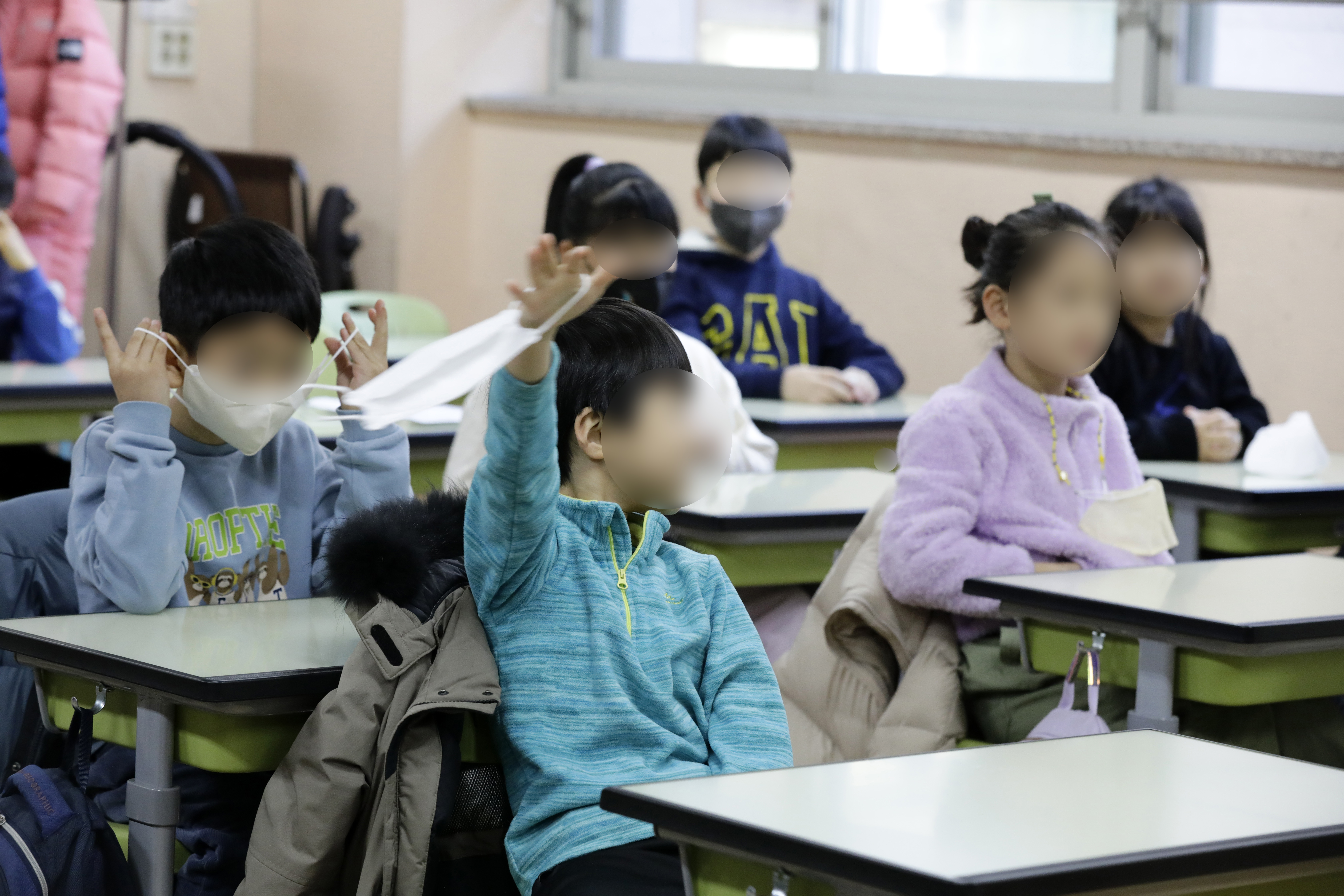 실내 마스크 의무 착용이 해제된 30일 오전 서울 광진구 광장동 광장초등학교에서 마스크를 착용한 학생들과 안 쓴 학생들이 한 반에서 같이 수업하고 있다. 연합뉴스