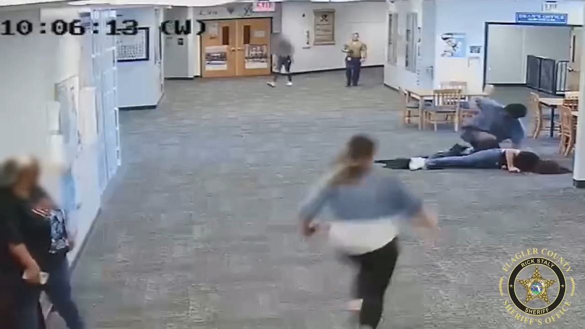 미국 플로리다주(州) 플래글러 카운티의 한 고등학교에서 벌어진 학생의 교직원 폭행 사건 감시 카메라 영상 캡처. 플래글러 카운티 경찰당국 제공