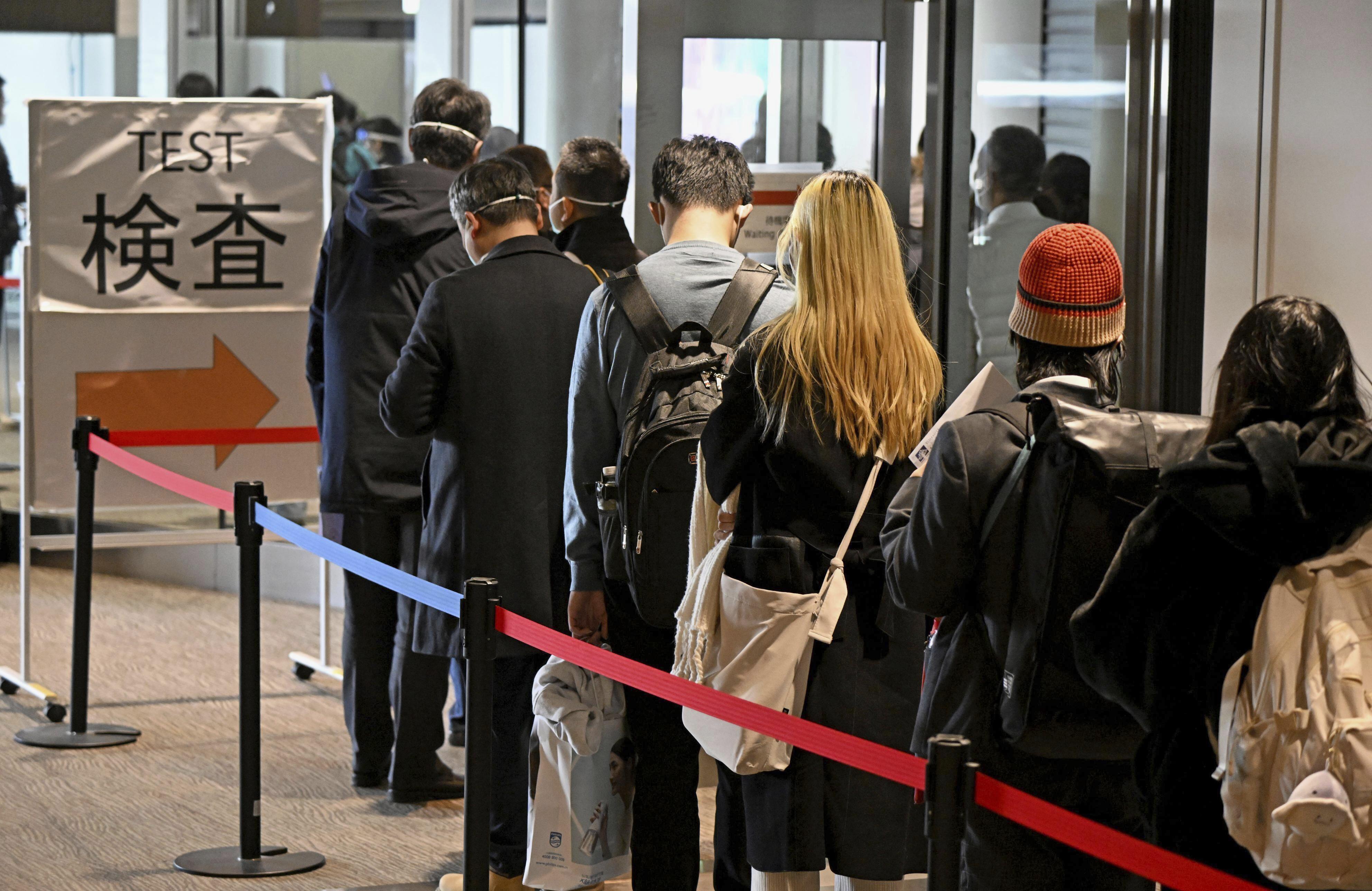 나리타공항에서 코로나19 검사를 기다리는 중국발 입국자들
