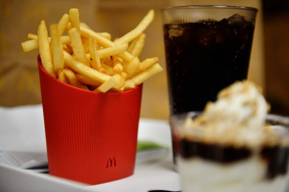 프랑스 맥도날드 매장에 새빨간 고무 재질의 감자튀김 그릇이 등장했다. AFP 연합뉴스