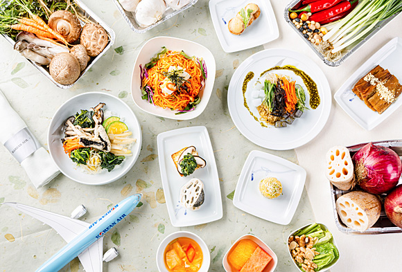 대한항공이 전통 한식을 바탕으로 새로운 채식 메뉴를 개발해 기내에서 즐길 수 있는 ‘한국식 비건 메뉴’를 선보인다. 대한항공 제공