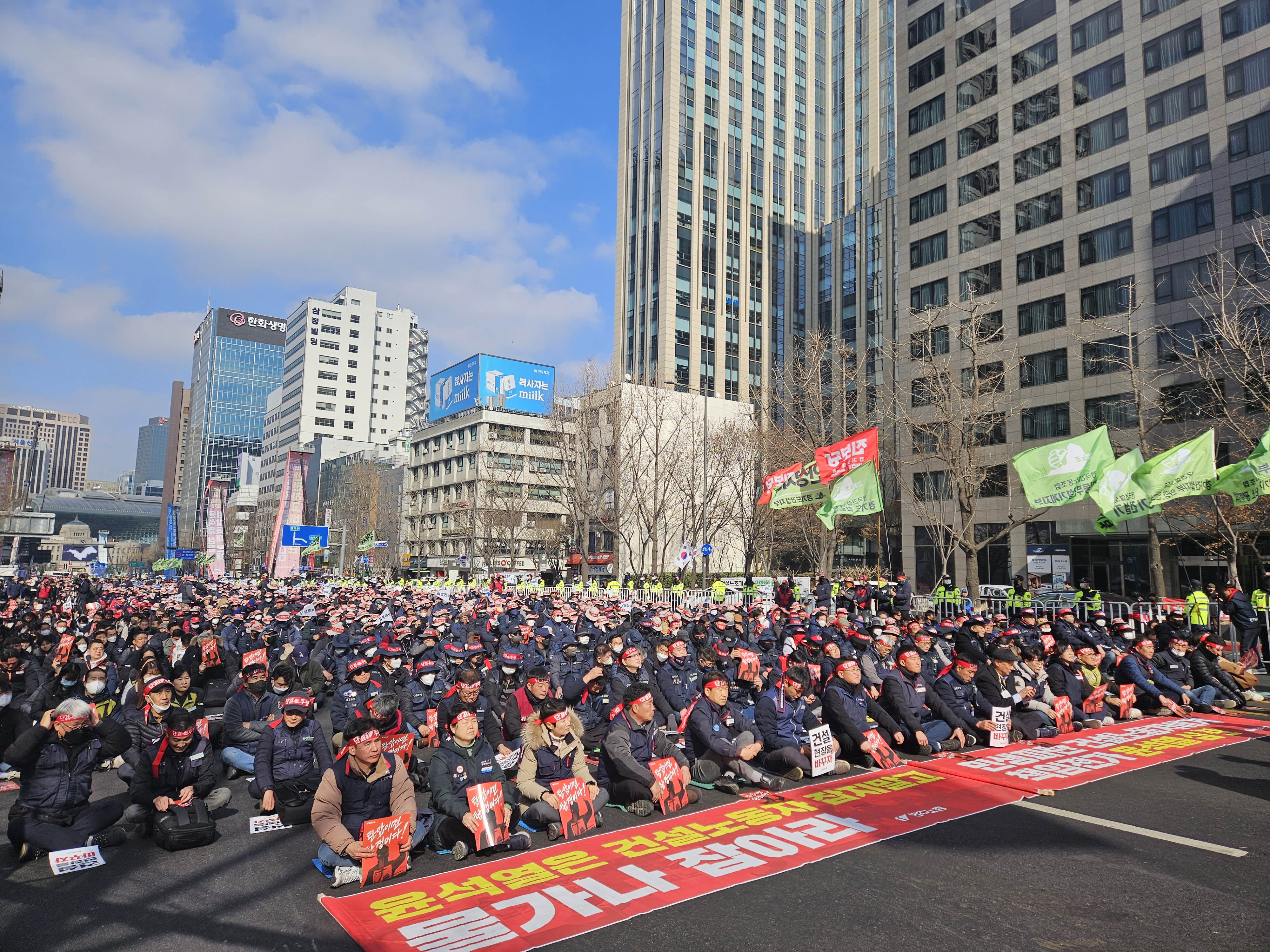 민주노총 건설노조가 28일 서울 중구 세종대로에서 4만여명 규모의 결의대회를 열고 정부를 규탄하고 있다.