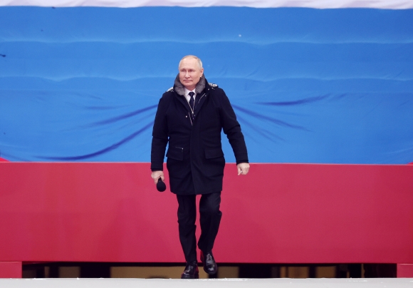 블라디미르 푸틴 러시아 대통령이 ‘조국 수호자의 날’을 하루 앞둔 22일(현지시간) 모스크바 루즈니키 스타디움에서 열린 ‘조국 수호자에게 영광을’ 콘서트 무대에 오르고 있다. 2023.2.22 TASS 연합뉴스