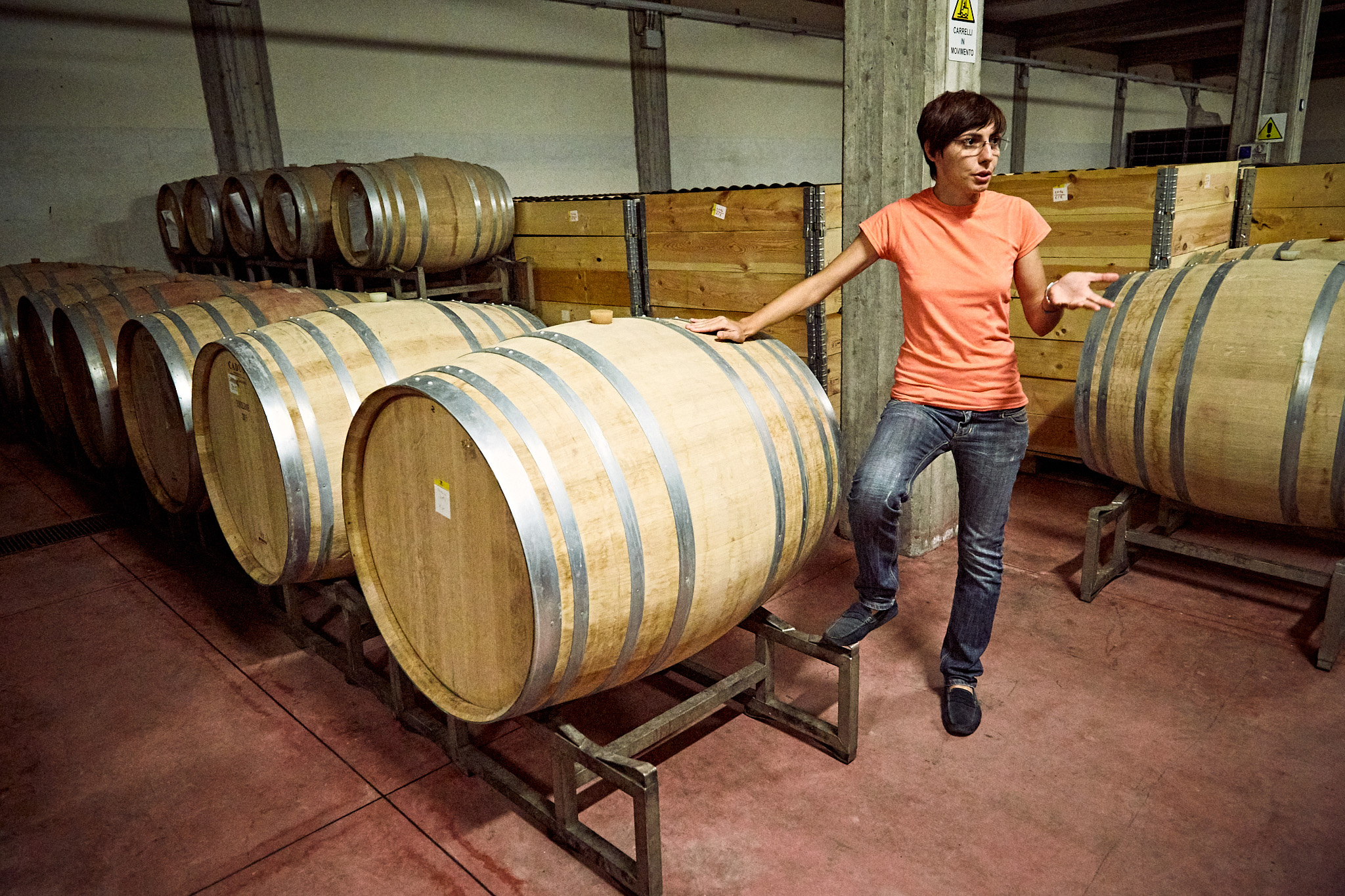 이탈리아 시칠리아 에트나 화산에 위치한 무르고 와이너리에서 생산자가 스파클링 와인 만드는 방법을 설명하고 있다.