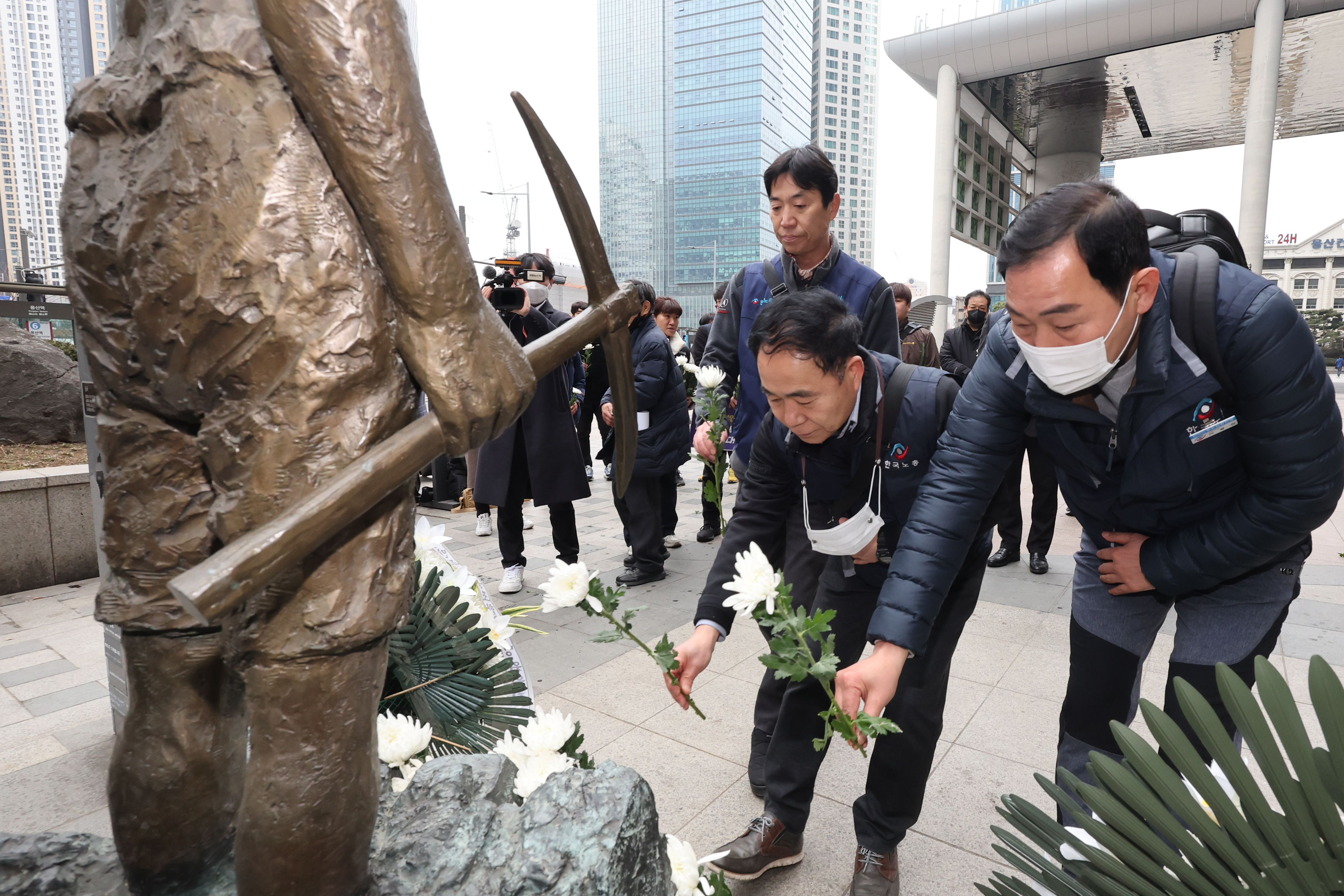 3.1절인 1일 오전 양대노총 조합원들이 강제동원에 대한 일본의 사죄와 배상을 촉구하는 기자회견을 한 뒤 서울 용산역광장에 세워진 강제징용노동자상에 헌화하고 있다. 2023.3.1 연합뉴스