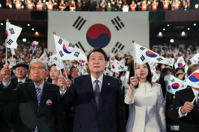 윤석열 대통령과 김건희 여사가 1일 서울 중구 유관순기념관에서 열린 제104주년 3·1절 기념식에서 태극기를 흔들며 3·1절 노래를 제창하고 있다. 2023.3.1 대통령실 제공