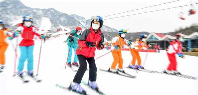 북한 노동당 기관지 노동신문이 지난달 인민군 창건일(건군절) 75주년 기념 열병식에 특별대표로 초대됐던 원군미풍열성자들을 조명했다. 신문은 이들이 “훌륭히 꾸려진 양덕온천문화휴양지에서 사회주의 문명을 마음껏 향유하며 행복한 나날을 보냈다”고 1일 보도했다. 평양 노동신문 뉴스1