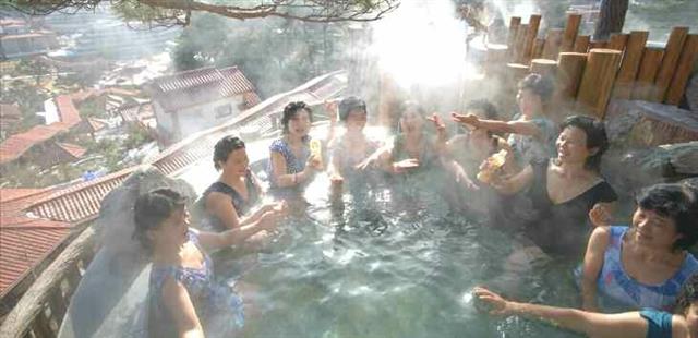 북한 노동당 기관지 노동신문이 지난달 인민군 창건일(건군절) 75주년 기념 열병식에 특별대표로 초대됐던 원군미풍열성자들을 조명했다. 신문은 이들이 “훌륭히 꾸려진 양덕온천문화휴양지에서 사회주의 문명을 마음껏 향유하며 행복한 나날을 보냈다”고 1일 보도했다. 평양 노동신문 뉴스1