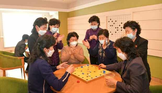 북한 노동당 기관지 노동신문이 지난달 인민군 창건일(건군절) 75주년 기념 열병식에 특별대표로 초대됐던 원군미풍열성자들을 1일 조명했다. 평양 노동신문 뉴스1