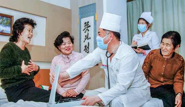 북한 노동당 기관지 노동신문이 지난달 인민군 창건일(건군절) 75주년 기념 열병식에 특별대표로 초대됐던 원군미풍열성자들을 1일 조명했다. 평양 노동신문 뉴스1