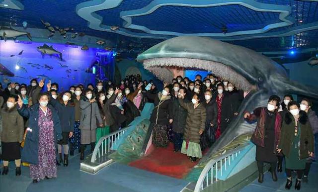 북한 노동당 기관지 노동신문이 지난달 인민군 창건일(건군절) 75주년 기념 열병식에 특별대표로 초대됐던 원군미풍열성자들을 1일 조명했다. 평양 노동신문 뉴스1