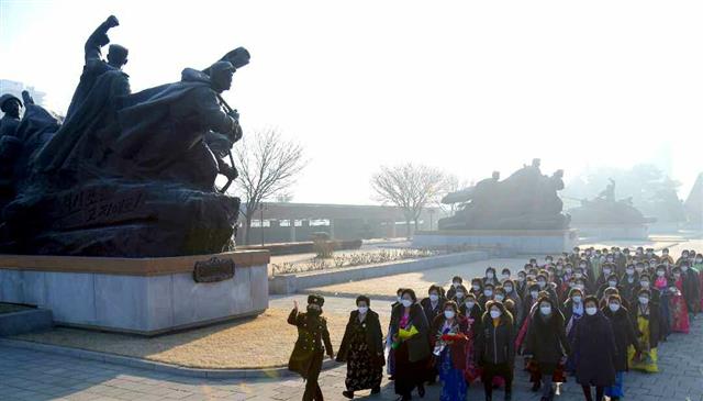 북한 노동당 기관지 노동신문이 지난달 인민군 창건일(건군절) 75주년 기념 열병식에 특별대표로 초대됐던 원군미풍열성자들을 1일 조명했다. 평양 노동신문 뉴스1