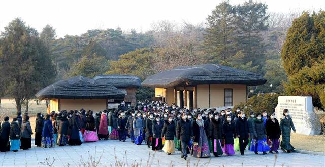 북한 노동당 기관지 노동신문이 지난달 조선인민군 창건일(건군절) 75주년 기념 열병식에 특별대표로 초대됐던 원군미풍열성자들을 1일 조명했다. 평양 노동신문 뉴스1