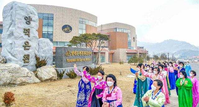 지난달 북한 인민군 창건일(건군절) 75주년 기념 열병식에 특별대표로 초대됐던 원군미풍열풍자들이 “훌륭히 꾸려진 양덕온천문화휴양지에서 사회주의 문명을 마음껏 향유하며 행복한 나날을 보냈다”고 1일 노동당 기관지 노동신문이 보도했다. 평양 노동신문 뉴스1