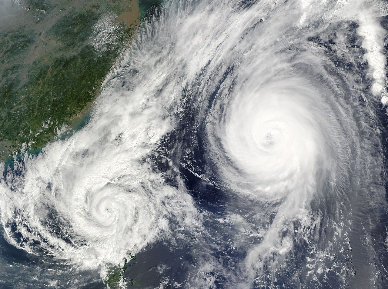 태풍, 허리케인 등이 15일 이내에 동시에 발생해 더 강력해지는 경우도 늘어난다. 사진은 2009년 10월 초 태풍 파마(왼쪽)와 태풍 멜로르(오른쪽)가 필리핀해에서 동시에 발생한 모습. 위키피디아 제공