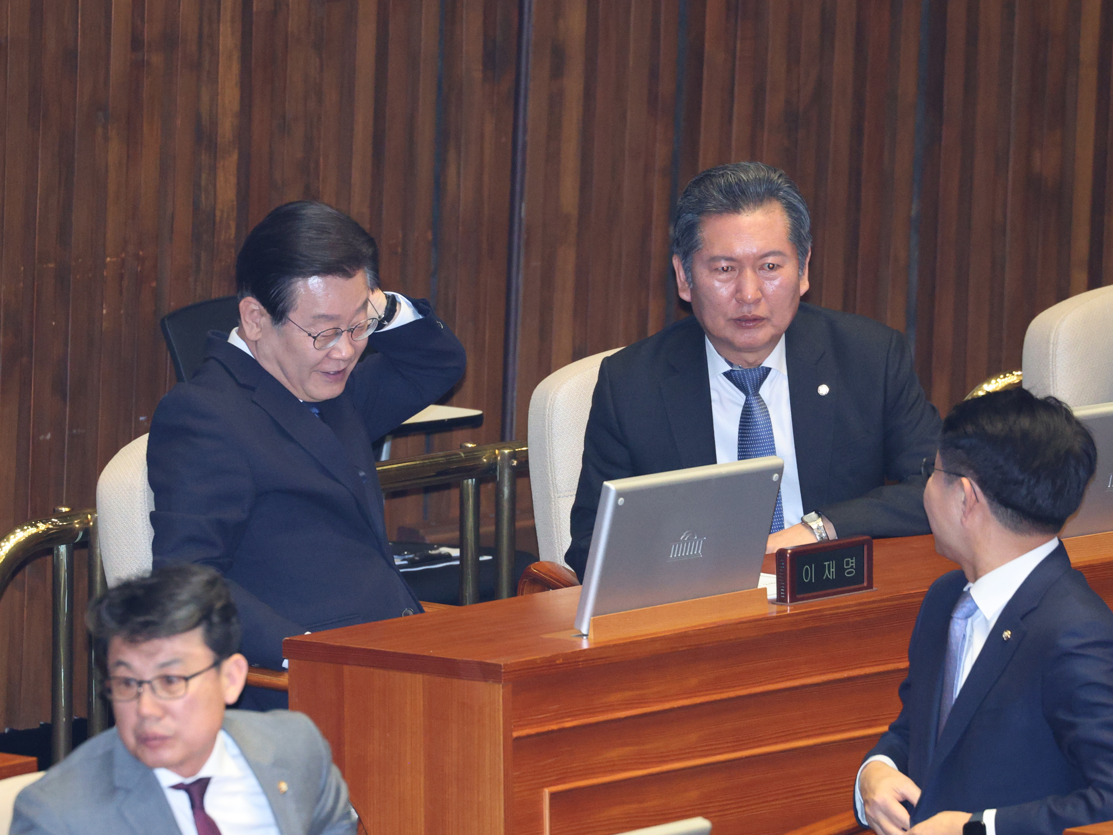 더불어민주당 이재명 대표가 지난 달 27일 오후 국회에서 열린 본회의에서 본인의 체포동의안 상정에 대한 신상발언을 마친 뒤 민주당 의원들과 대화하고 있다. 앞서 검찰은 지난 16일 위례 신도시·대장동 개발 특혜와 성남FC 후원금 의혹 등과 관련, 이 대표에 대한 구속영장을 청구했고, 법원은 이튿날 검찰에 체포동의 요구서를 보냈다. 연합뉴스