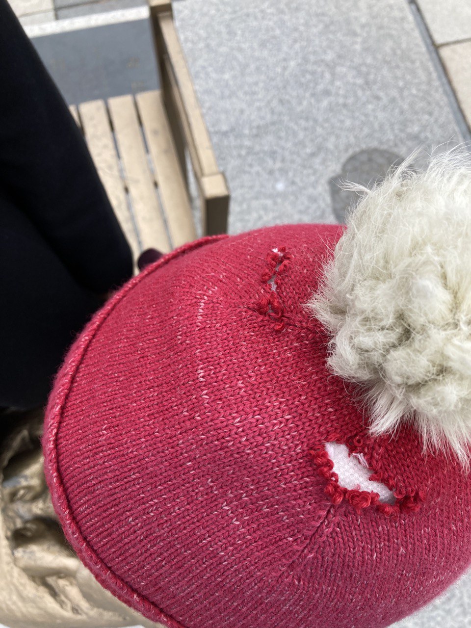 세종시 호수공원에 설치된 ‘평화의 소녀상’에 겨울나기를 위해 입혀놓은 모자가 예리한 칼로 훼손된 것으로 보이는 정황이 발견됐다. 세종참여자치시민연대 제공