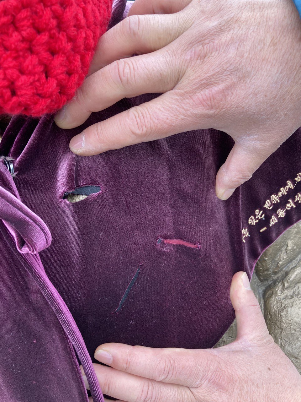 세종시 호수공원에 설치된 ‘평화의 소녀상’에 겨울나기를 위해 입혀놓은 망토가 예리한 칼로 훼손된 것으로 보이는 정황이 발견됐다. 세종참여자치시민연대 제공
