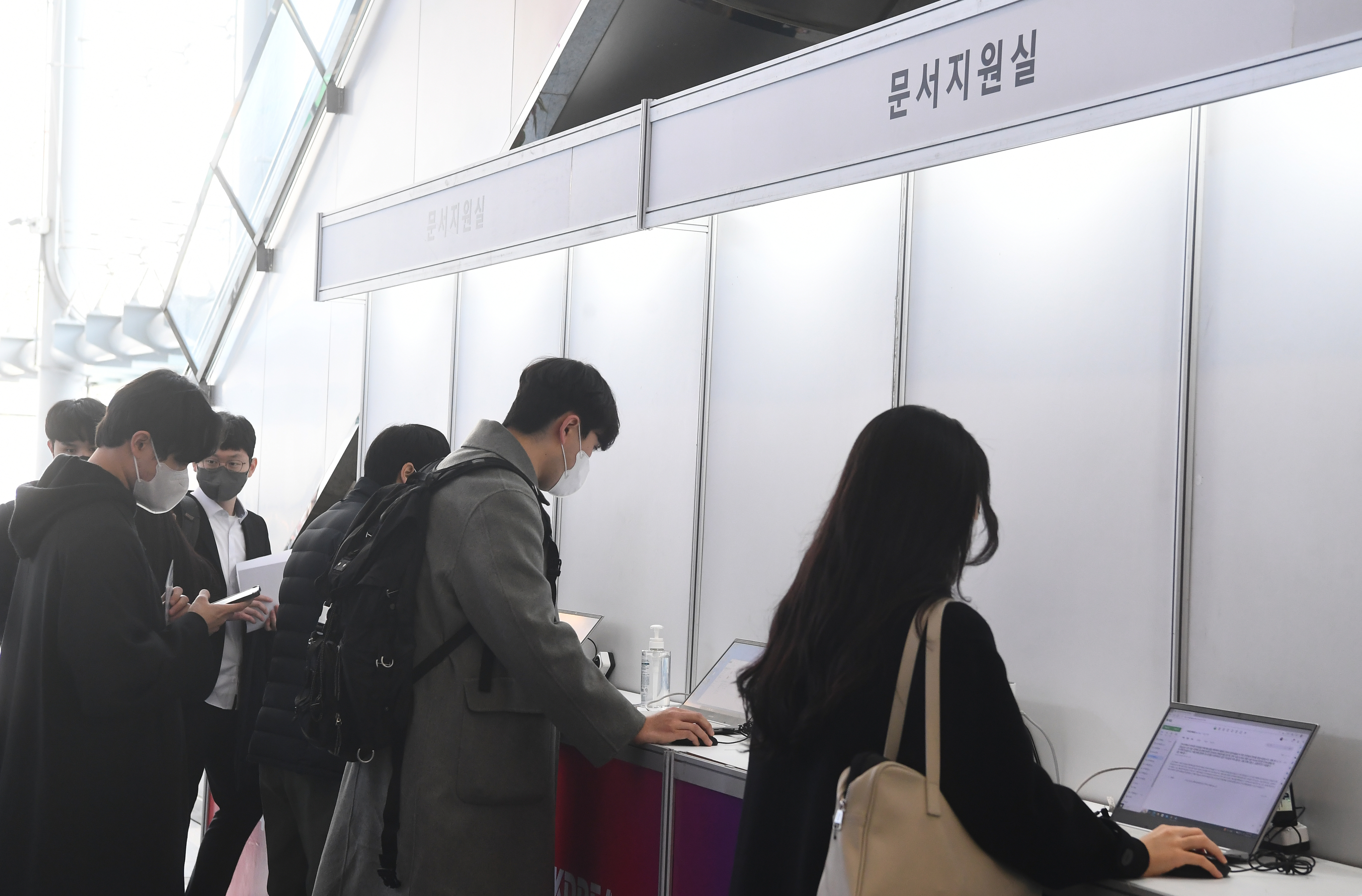 2일 서울 서초구aT센터에서 열린 ‘대한민국 채용박람회’에 참가한 구직자들이 채용게시판을 보고 있다2023.3.2안주영 전문기자