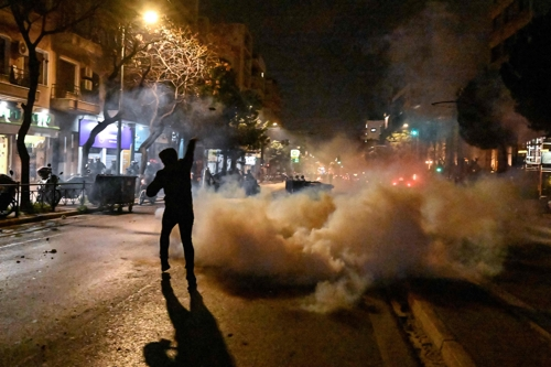 열차 사고에 분노한 시위대가 1일 그리스 민영철도회사인 헬레닉 트레인 본사 앞에서 항의하고 있다. 아테네 AFP 연합뉴스