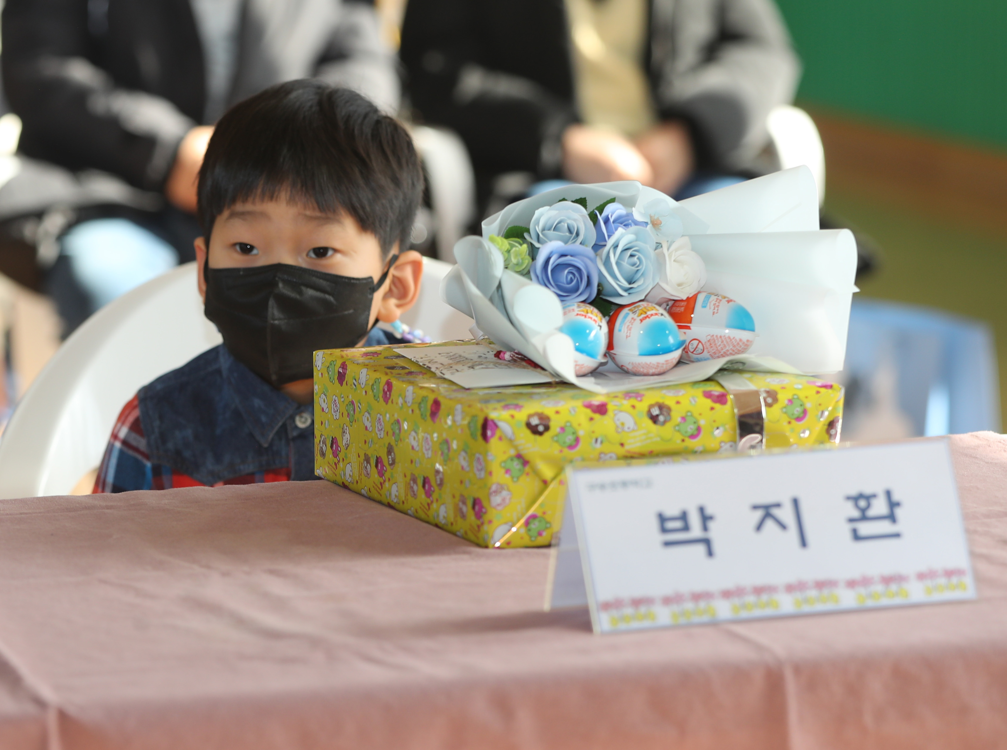 2일 오전 강원 홍천군 구송초등학교에서 열린 2023학년도 입학식에서 박지환(7)군이 교장 선생님의 환영사를 듣고 있다. 이 학교는 올해 입학생이 1명이다. 2023.3.2 연합뉴스