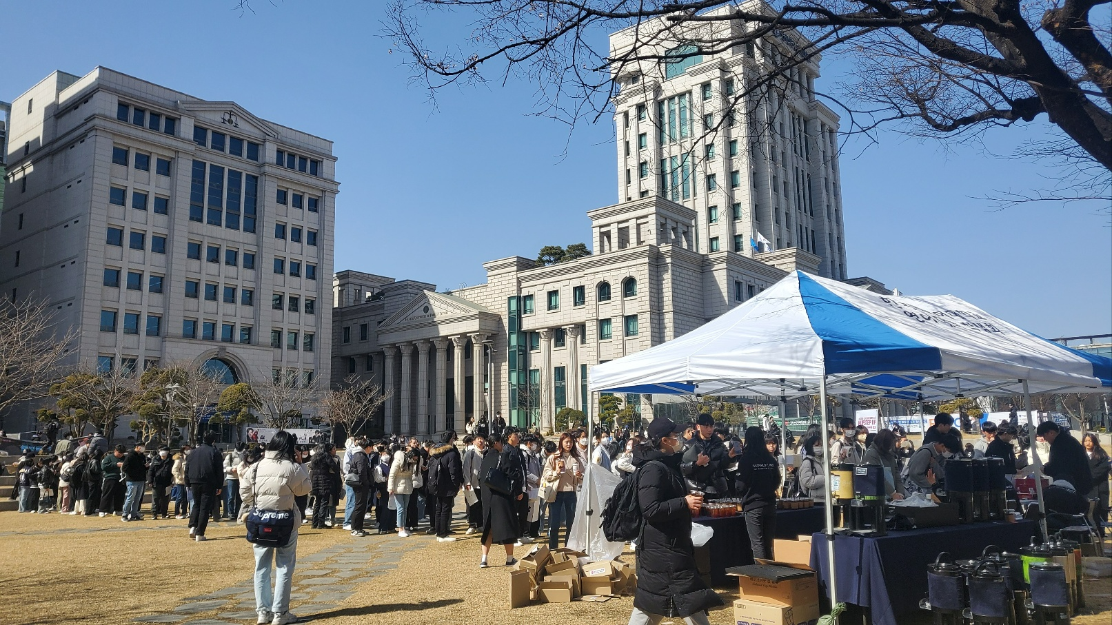 서울 동대문구 한국외대 서울캠퍼스에서 개강을 맞은 학생들이 한국외대 총학생회가 배부하는 ‘신입생 키트’를 받으려 긴 줄을 서있다.