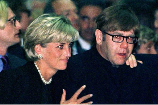 1997년 8월 31일(현지시간) 세상을 떠난 다이애나 왕세자빈이 같은 해 7월 세계적인 디자이너 잔니 베르사체의 장례식에 엘튼 존 경과 함께 참석해 다정한 순간을 연출하고 있다. 로이터 자료사진