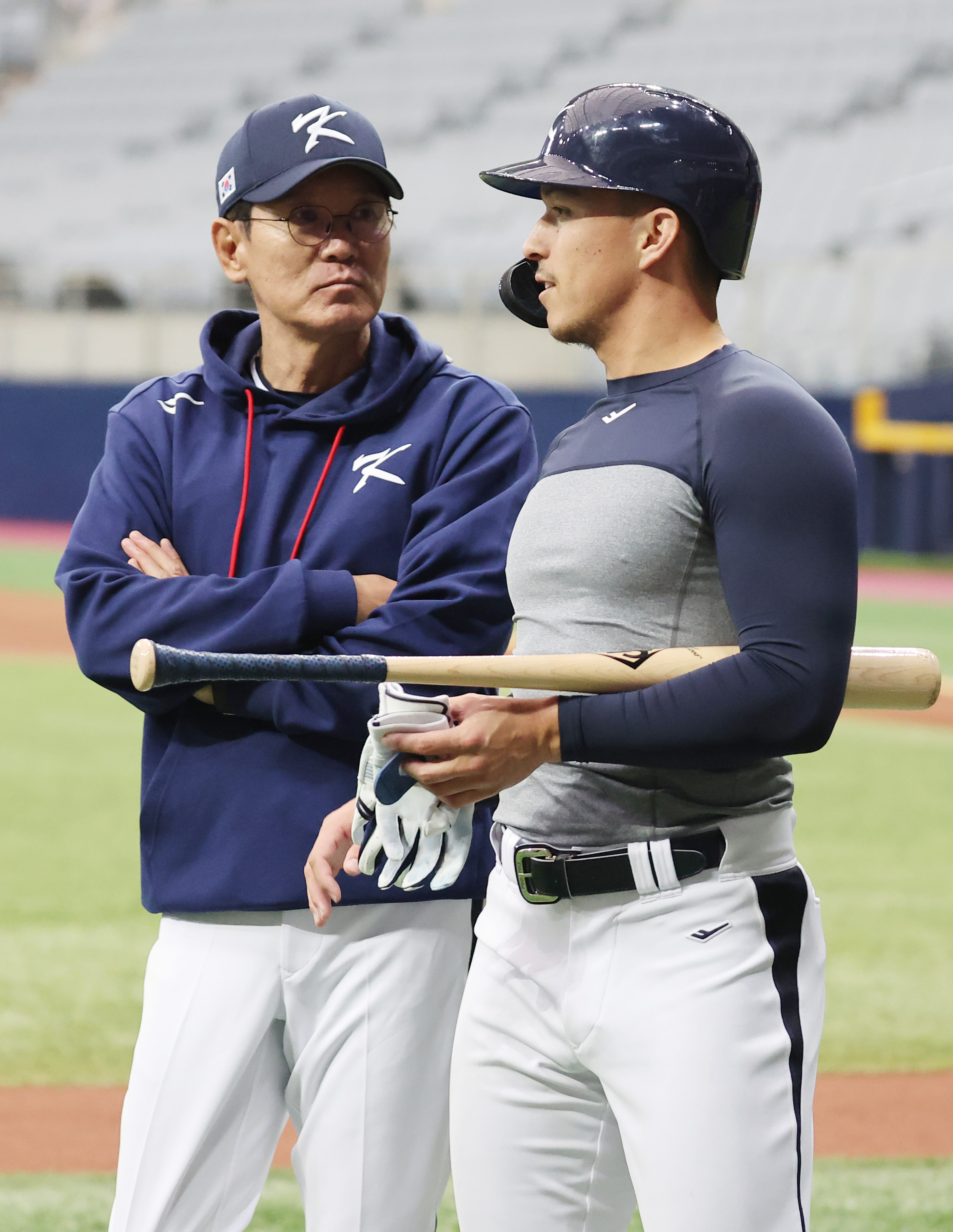 이강철 감독과 대화하는 토미 현수 에드먼  월드베이스볼클래식(WBC) 한국 야구 대표팀 토미 현수 에드먼이 3일 오후 서울 고척 스카이돔에서 배팅 훈련을 마무리하고 이강철 감독과 대화하고 있다.
연합뉴스