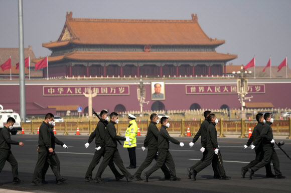 중국 최대 연례 정치행사인 양회가 시작된 4일 베이징 톈안먼 주변 경비가 삼엄하게 이뤄지고 있다. 베이징 AP 연합뉴스