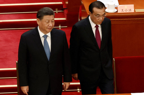 시진핑(왼쪽) 중국 국가주석과 리커창 국무원 총리가 4일 개막한 중국인민정치협상회의(정협) 개막식에 함께 참석하고 있다. 리 총리는 이번 양회가 인생의 마지막 공식 정치 행사가 될 것으로 보인다.  베이징 로이터 연합뉴스