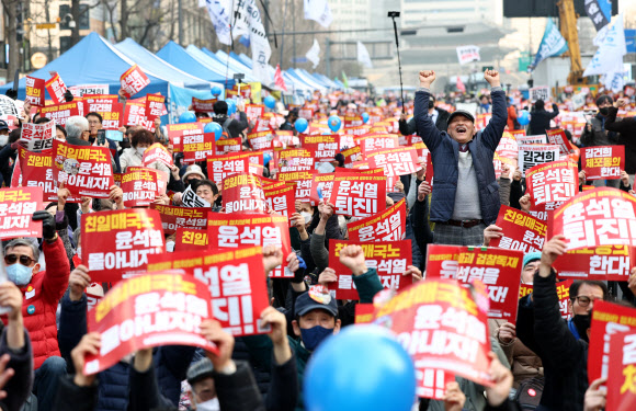 4일 오후 서울 중구 숭례문 앞 대로에서 촛불행동 주최로 열린 29차 촛불대행진에서 참석자들이 ‘윤석열 퇴진’ 등 구호를 외치고 있다. 2023.3.4 연합뉴스