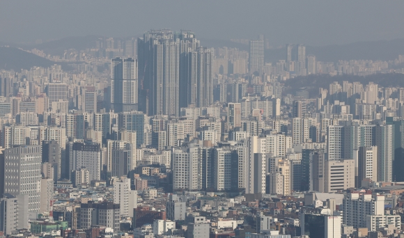 서울 남산에서 바라본 아파트 단지의 모습. 연합뉴스