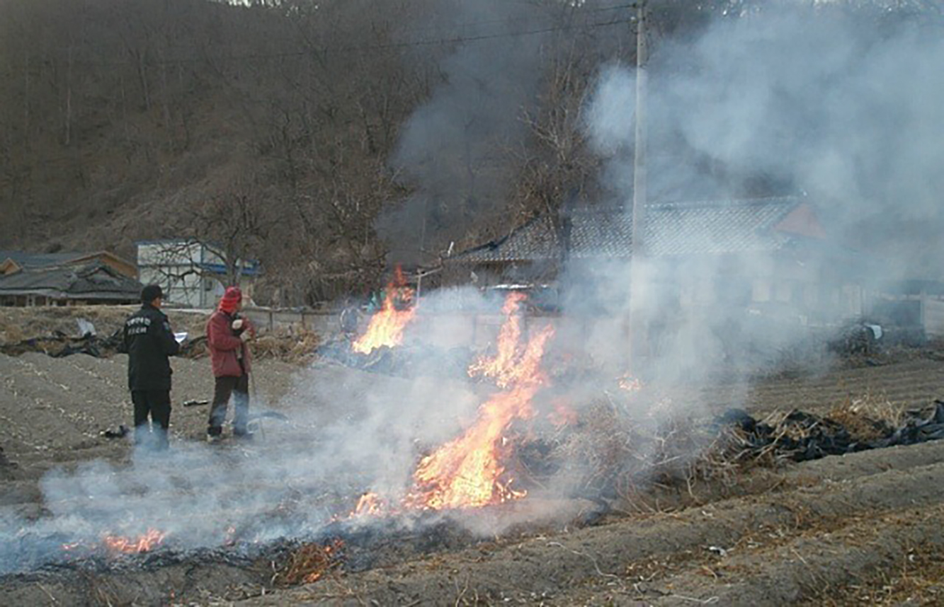 올들어 산불이 빈발하는 가운데 산림 공무원들이 산불 위험지에 서 논밭두렁 태우기 등 불법 소각행위에 대해 특별단속을 실시하고 있다.
산림청 제공