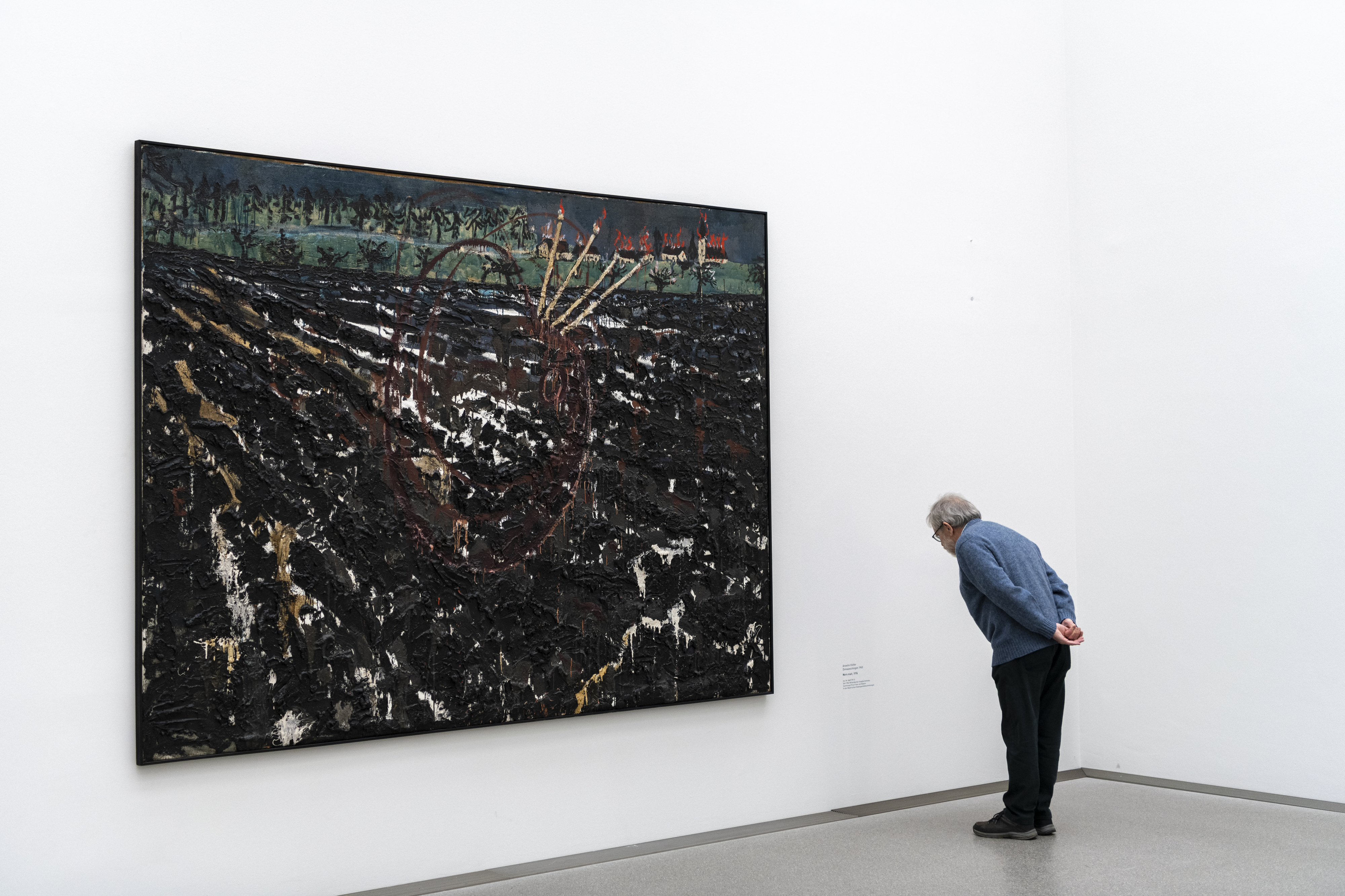 독일 뮌헨에 있는 박물관 지구에서는 인류의 예술사를 산책할 수 있다. 현대미술의 걸작을 모아 놓은 모데르네 피나코테크에서 한 관람객이 안젤름 키퍼의 작품을 감상하고 있다. 이승원 작가 제공