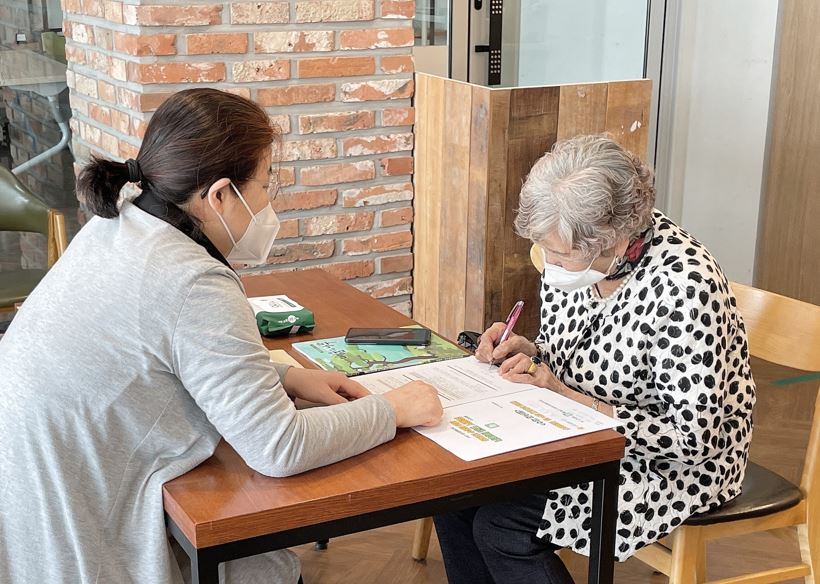 서울 강서구 한글배움교실에서 한 어르신이 한글 교육을 받고 있다. 강서구 제공