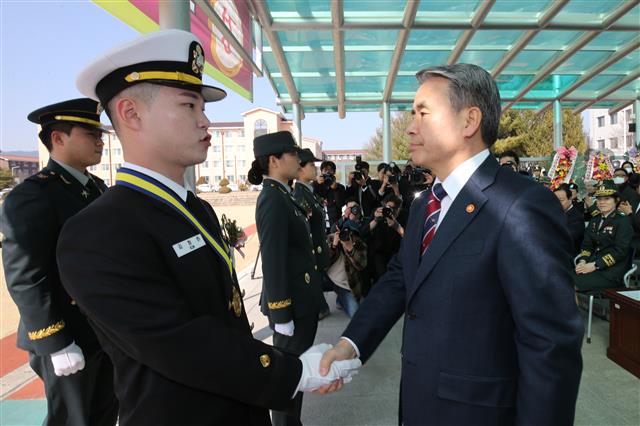 6일 오후 대전 유성구 국군간호사관학교 연병장에서 열린 제63기 졸업 및 임관식에서 김창하 해군 소위가 이종섭 국방부 장관으로부터 대통령상을 수여받고 있다. 2023.3.6 뉴스1