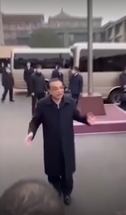 리커창 중국 국무원 총리가 정부 부처 고별 투어 중 그를 보러 나온 직원들을 향해 연설을 하고 있다. SNS 캡처