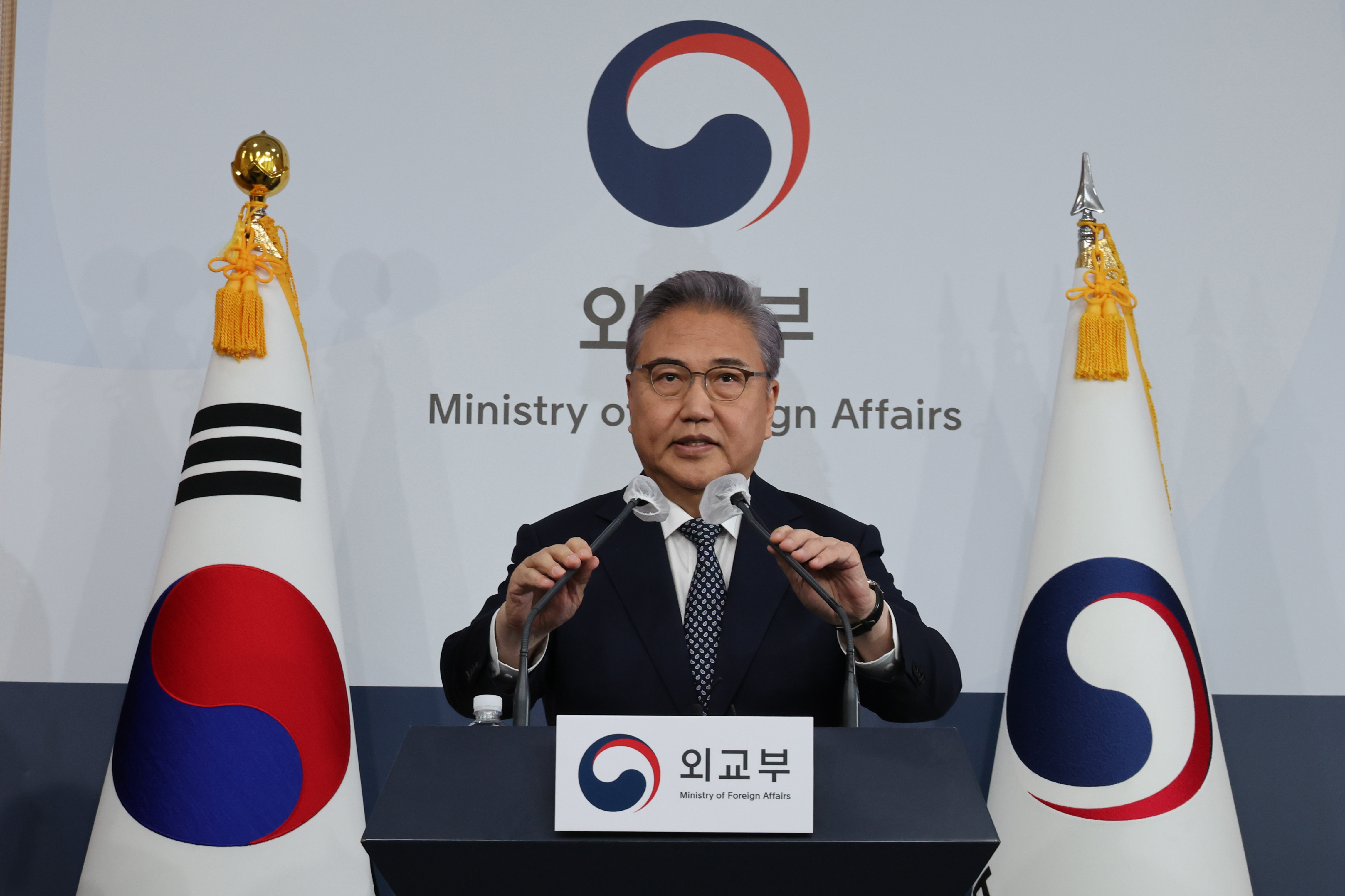 박진 외교부 장관이 6일 서울 종로구 외교부 청사에서 일제 강제동원 피해배상 해법을 발표하고 있다.  안주영 전문기자