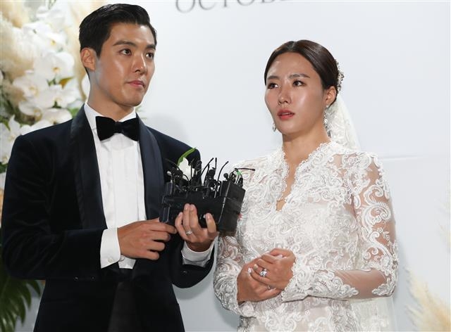 가수 강남과 전 스피드스케이팅 국가대표 이상화가 12일 서울 광진구 비스타 워커힐 비스타홀에서 열린 결혼식에서 소감을 말하고 있다. 강남과 이상화는 지난해 9월 방송된 SBS 예능 프로그램 ‘정글의 법칙 in 라스트 인도양’을 통해 연인으로 발전했다. 2019.10.12 뉴스1