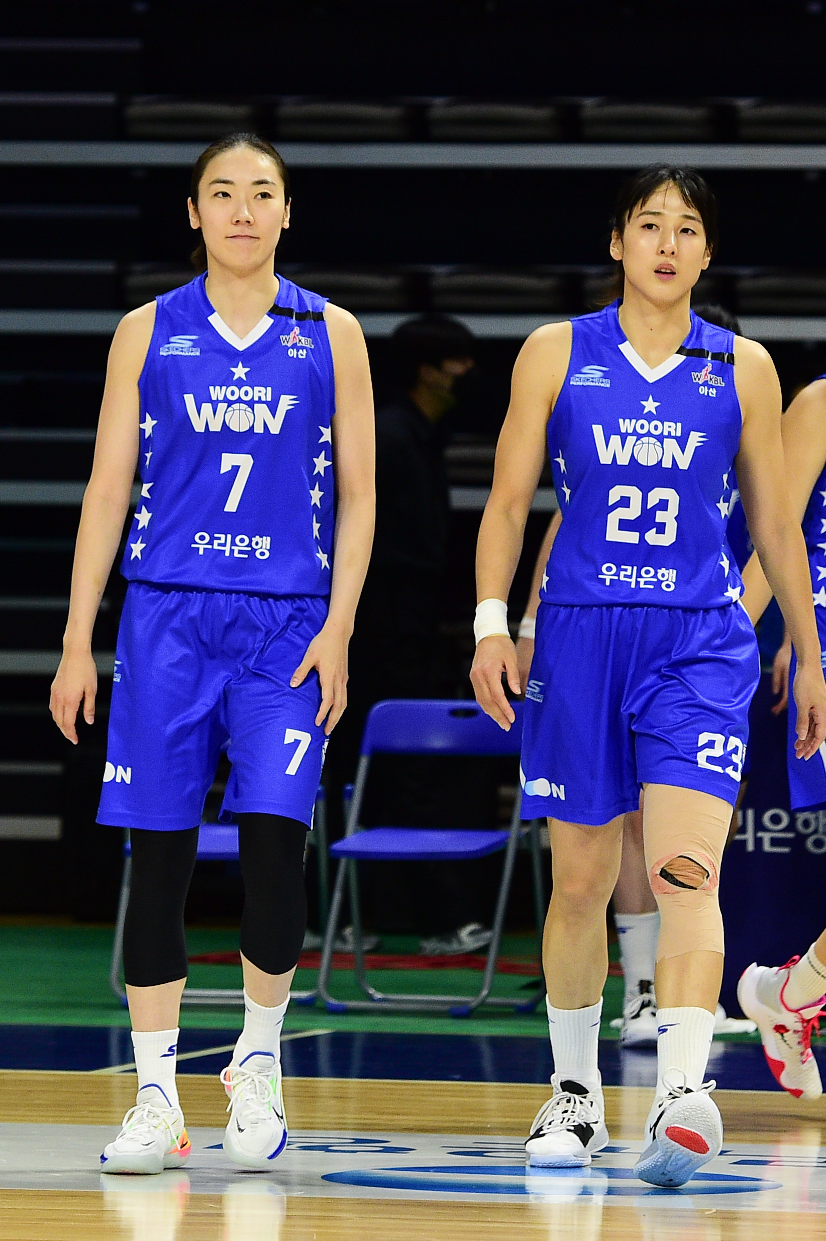 아산 우리은행이 2022~23시즌 여자프로농구 챔피언결정전에서 우승할 경우 MVP를 다투게 될 박혜진과 김단비. WKBL 제공