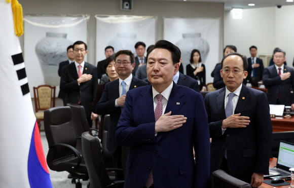 윤석열 대통령이 7일 서울 용산 대통령실 청사에서 열린 국무회의에서 국기에 경례하고 있다. 2023.3.7 연합뉴스