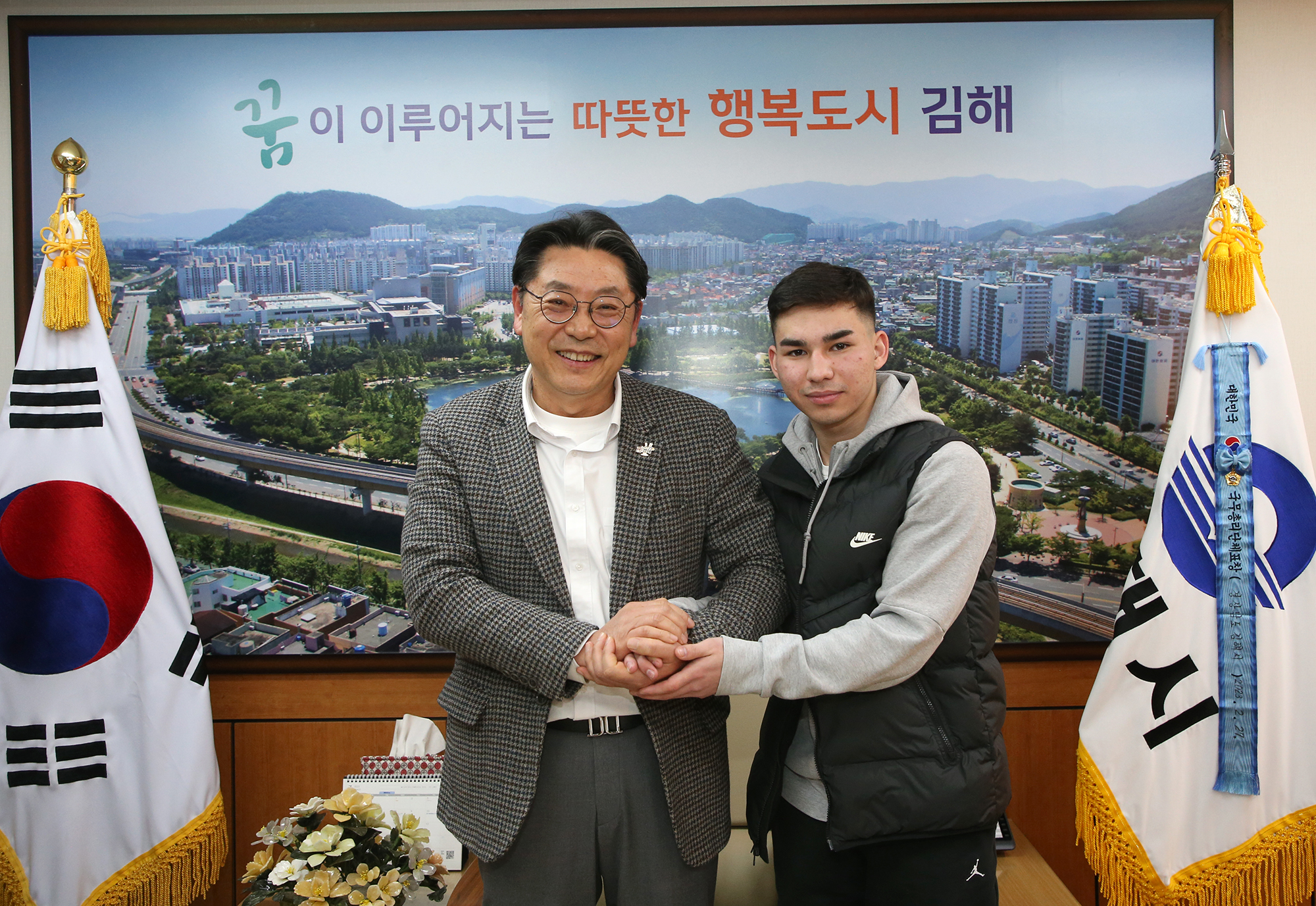 홍태용(왼쪽) 김해시장이 옘 아나톨리를 격려하고 있다.