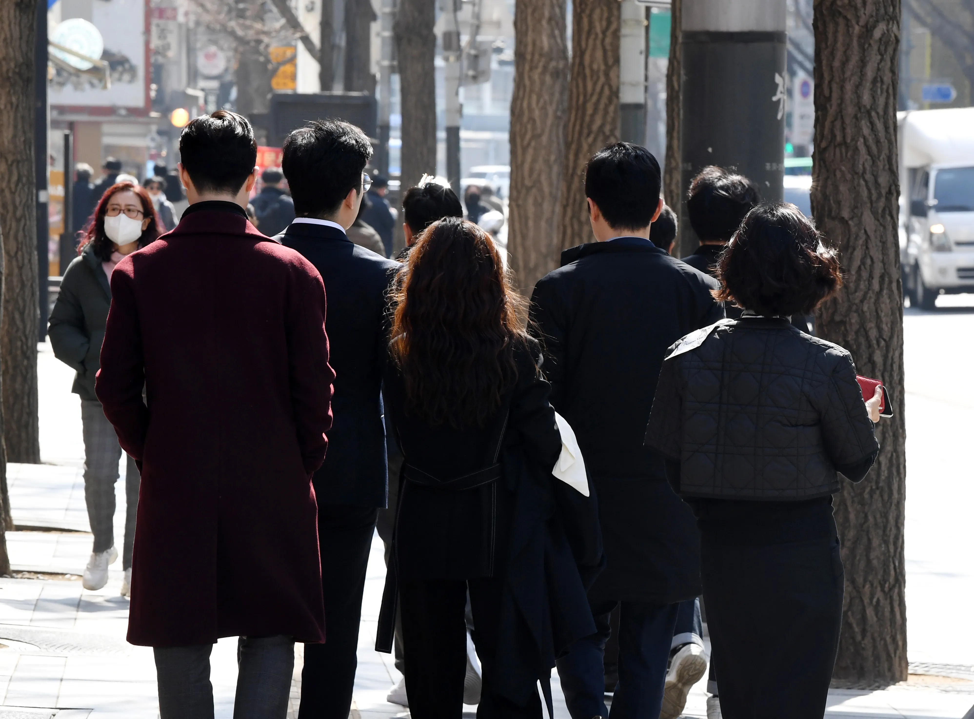 점심을 마친 직장인들이 서울 중구 청계천 일대를 걷고 있다. 2023.3.6. 도준석 기자