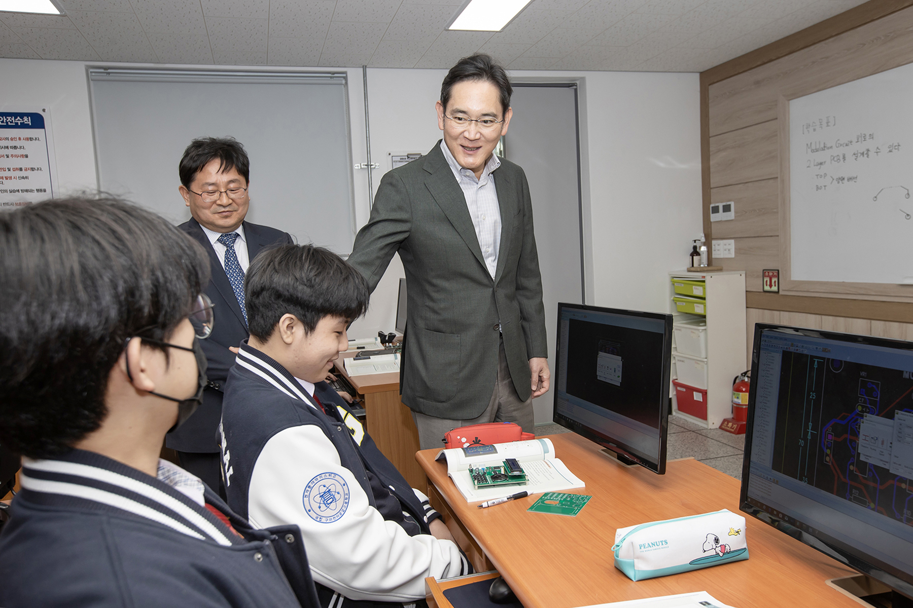 이재용 삼성전자 회장이 7일 오후 경북 구미전자공업고등학교를 찾아 수업을 참관한 뒤 학생의 어깨를 어루만지며 격려하고 있다.  삼성전자 제공