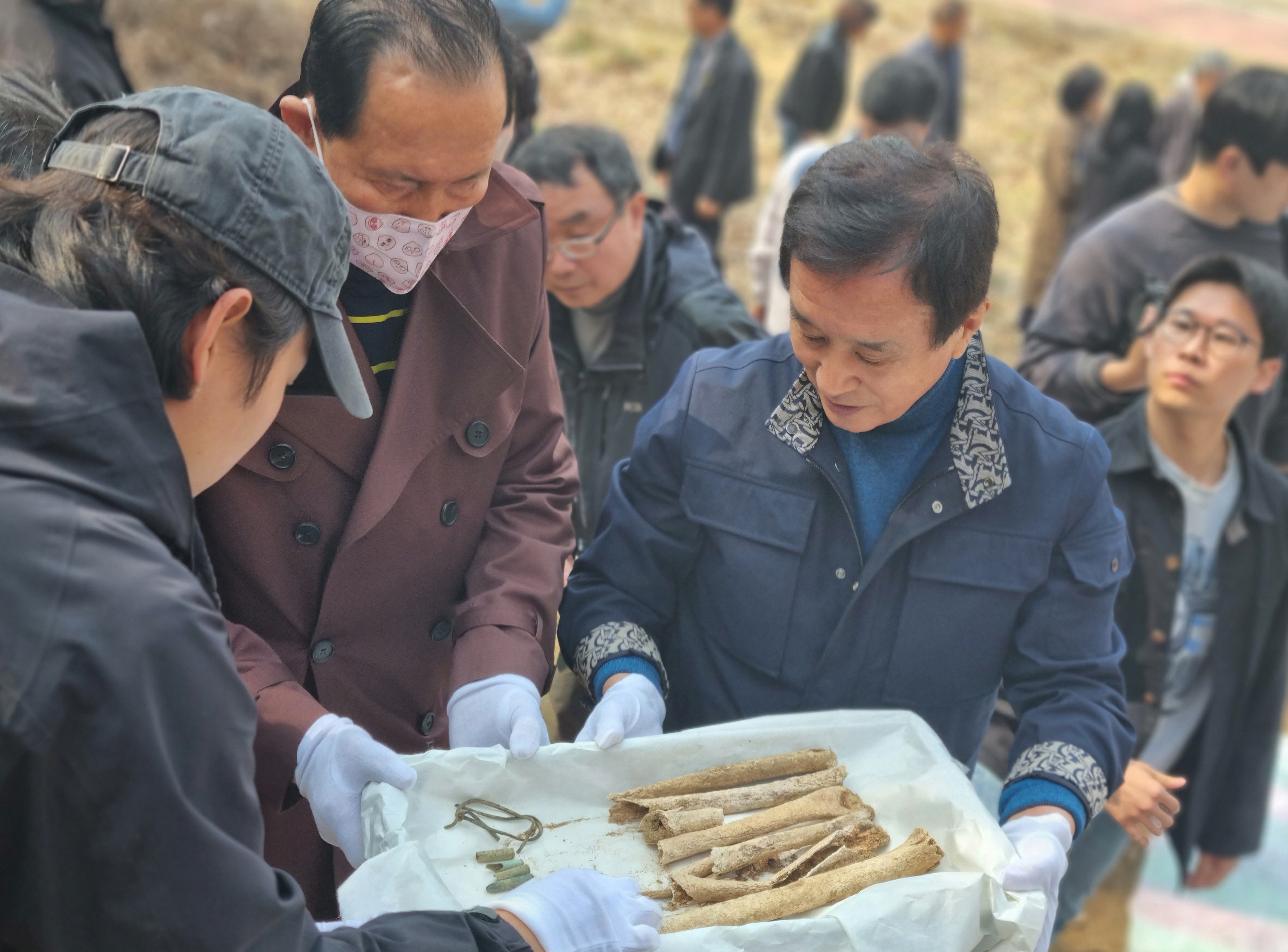 7일 충남 아산시 배방읍 공수리 일원에서 열린 ‘아산 부역 혐의 희생 사건’ 유해 발굴 개토제에 앞서 유족회 관계자들이 지난해 발굴된 유해를 살펴보고 있다.