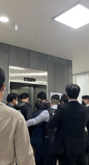 정명석 총재가 지난해 10월 영장실질심사 후 대전둔산경찰서 유치장으로 이동하고 있다.