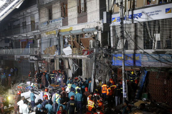 7일(현지시간) 방글라데시 수도 다카의 건물에서 폭발이 일어나 최소 15명이 숨지고 수십 명이 다쳤다. 소방 및 구조대원들이 사고 현장에서 구조 작업을 벌이고 있다. 2023.3.7 로이터 연합뉴스